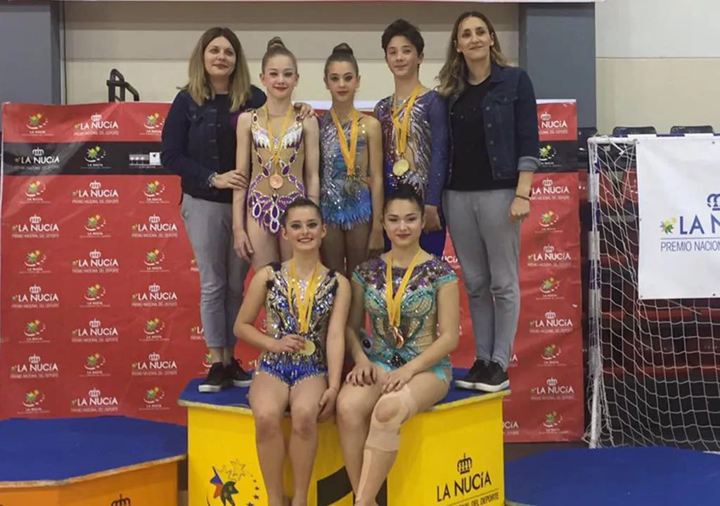 Excelente papel de las gimnastas dianenses en la Fase Provincial del Campeonato Nacional Absoluto 1 las entrenadoras con gimnastas de denia y calpe en el provincial absoluto individual