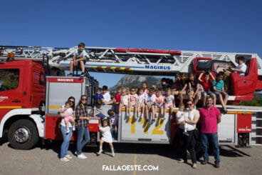 los falleros del oeste visitaron a los bomberos