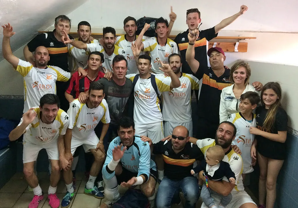 El equipo de P. Stilos Rafol conquistó el título de campeón de la 'Liga Oro de Acydma' 1 los jugadoes del p stilos celebrando el titulo