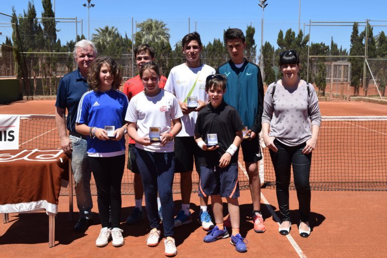 Marián Tamarit con los jugadores de la liga comarcal de tenis