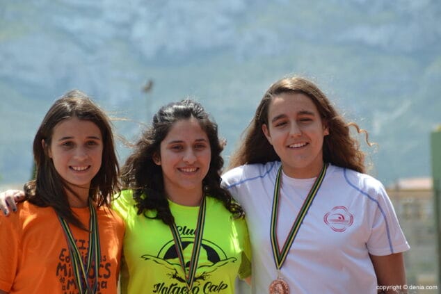 nadadora dianense en el podio