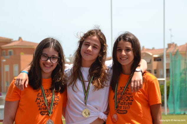 nadadoras con sus medallas