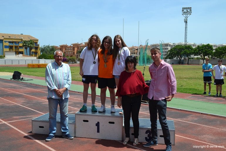 Nadadoras dianenses con sus medallas