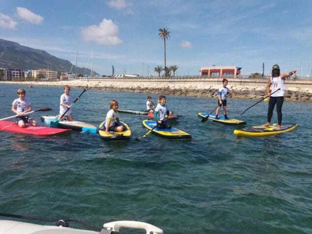 ninos sobre las tablas de surf