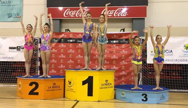 Excelente papel de las gimnastas dianenses en la Fase Provincial del Campeonato Nacional Absoluto 6 nuria baeza en el podio con el equipo de calpe