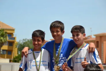 Óscar Comes con dos atletas de Benissa  en el podio