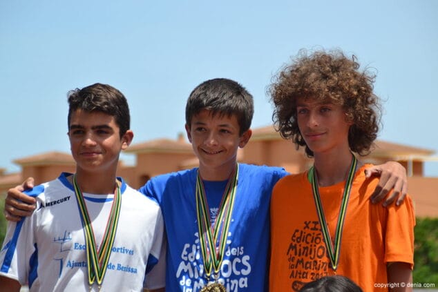 oscar comes con otros dos atletas en el podio