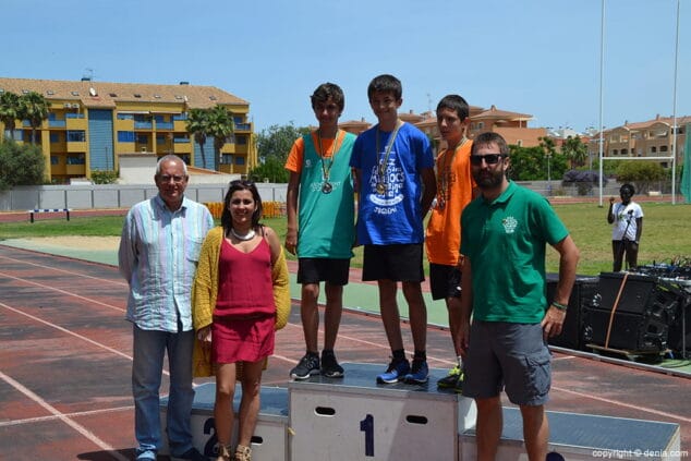 oscar comes en el podio