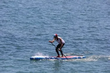 Palista sobre la tabla de surf