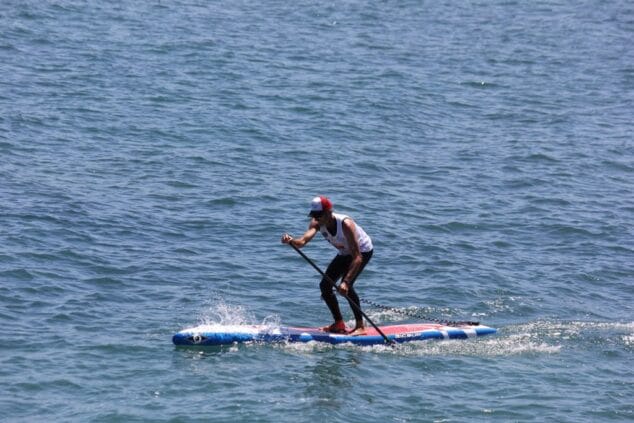 palista sobre la tabla de surf 1