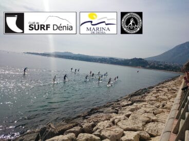 palista sobre la tabla de surf