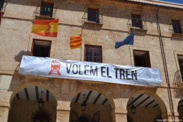 Pancarta reivindicativa en el Ayuntamiento de Dénia