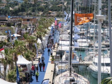 paseo del puerto deportivo marina de denia durante el salon nautico