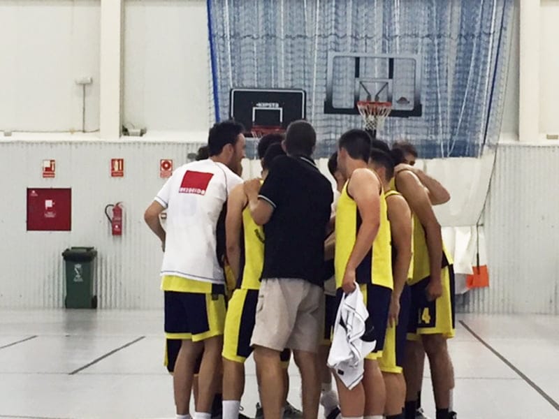 pina de los jugadores del denia basquet ante el cb teulada