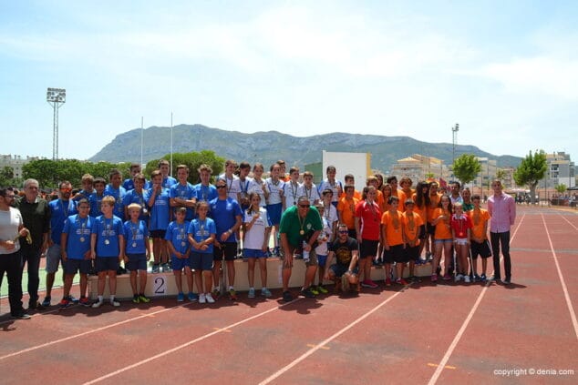 podio balonmano con benissa como campeon