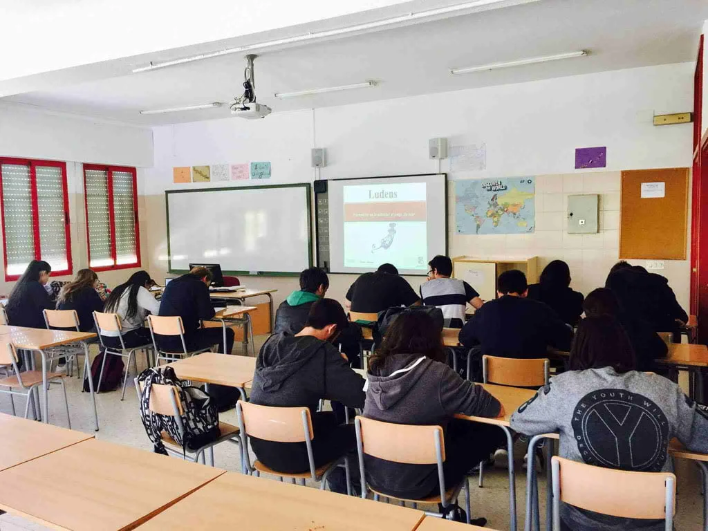 La adicción al móvil y a los juegos de azar entra en los institutos de Dénia 2 programa de prevencion de adicciones denia