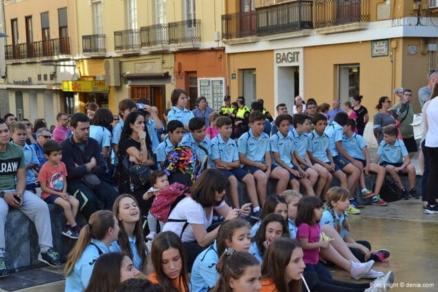 publico siguiendo el acto de la antorcha olimpica
