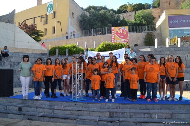 relevista de la antorcha junto autoridades