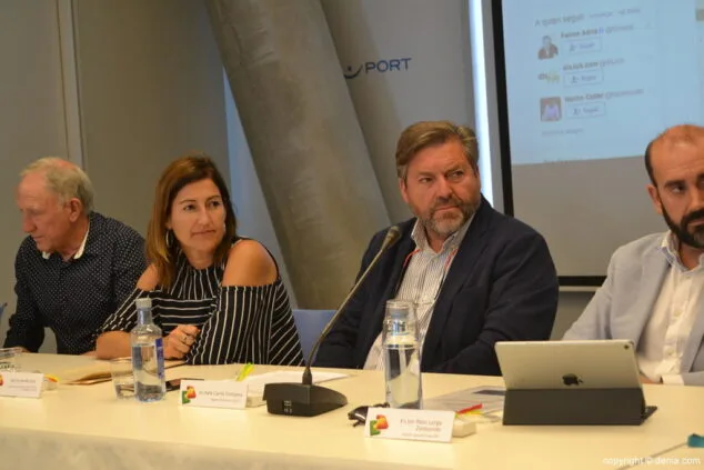 representantes del ayuntamiento en la mesa redonda