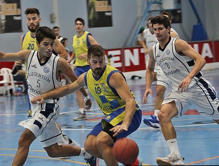 ruben velazquez botando la pelota durante un partido