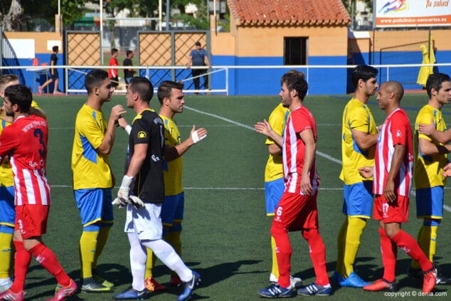 saludos entre los jugadores de ambos equipos