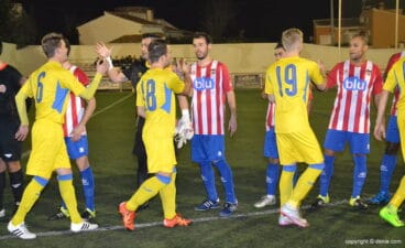 saludos entre los jugadores del javea y denia