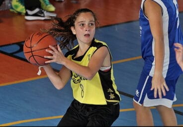 sara lorente con el balon