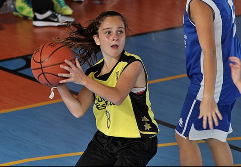 sara lorente con el balon