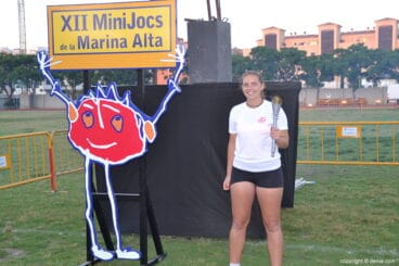 Silvia Bordes junto a la mascota