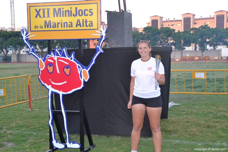 Silvia Bordes junto a la mascota