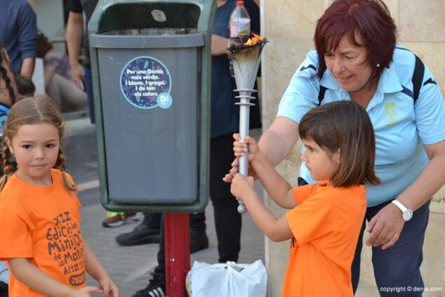 sofia cardona da la antorcha a neus lladosa