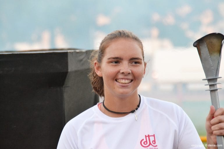 Sonriente Silvia Bordes con la antorcha