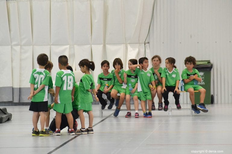 Técnico del Alfa&Omega con sus jugadores