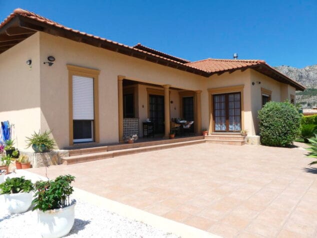 terraza del chalet a la venta denivan