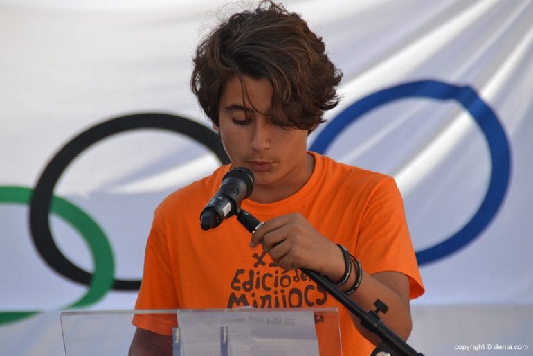 Un deportista leyendo el manifiesto