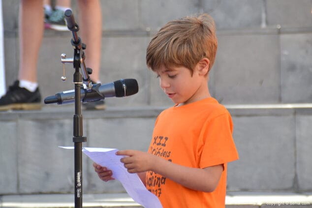 un nino leyendo el manifiesto