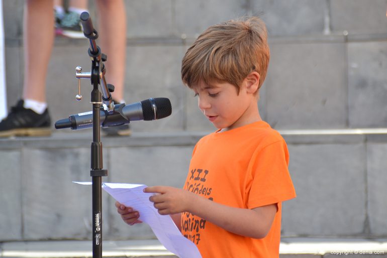 Un nen llegint el manifest