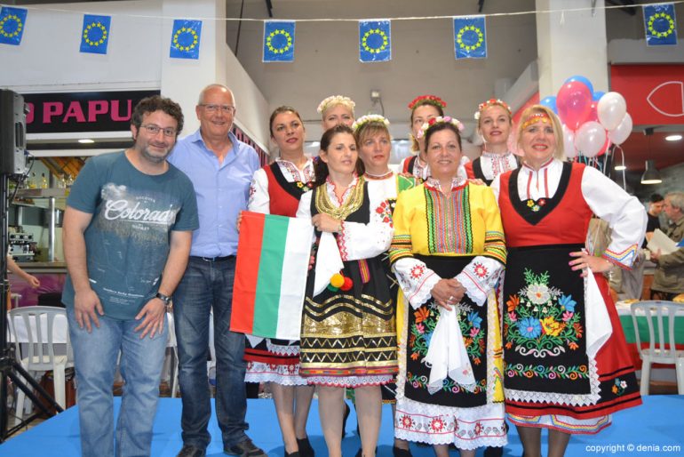 Vicent Grimalt y Óscar Mengual con residentes búlgaras