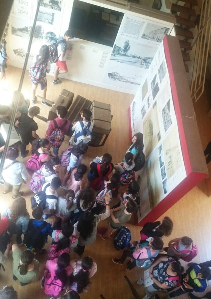 visita de alumnos del ies numero 3 a la exposicion de cortis
