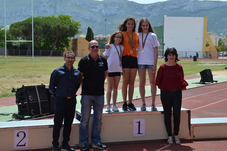 Xabiera en lo alto del podio de natación
