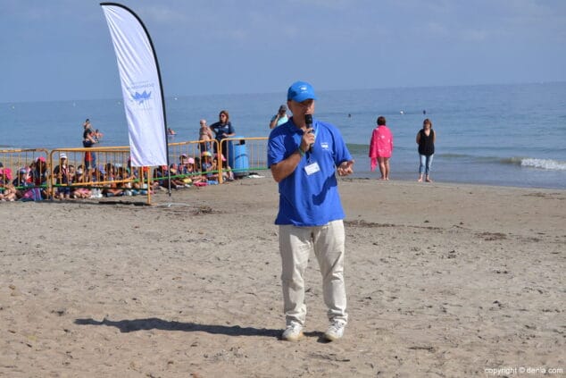 02 suelta de tortuga marina en la playa de denia responsable del oceanografic