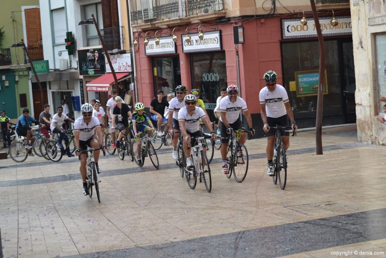 Ciclistas solidarios a favor de Condenados Al Bordillo - entrada a la paza