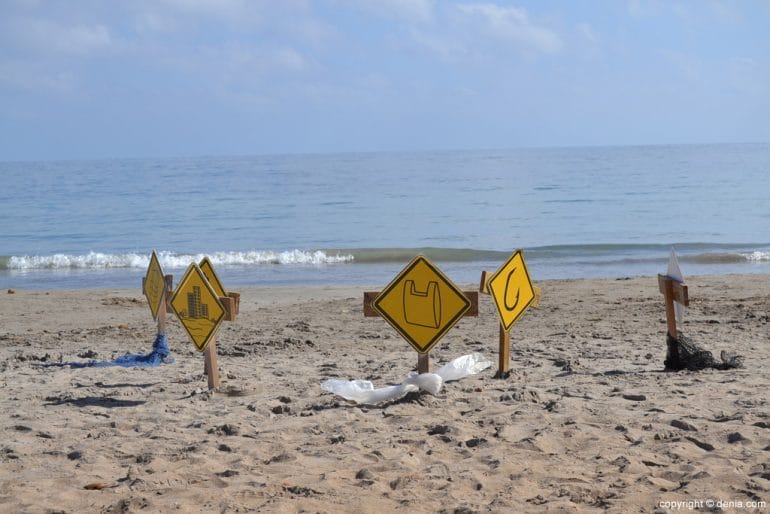 Suelta de tortuga marina en la playa de Dénia - Peligros con los que se encuentrna