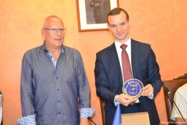 Recepción a los miembros de compañías de teatro internacional en Dénia – detalle del alcalde de Lobnya
