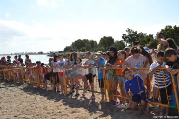 Suelta de tortuga marina en la playa de Dénia – Niños participantes