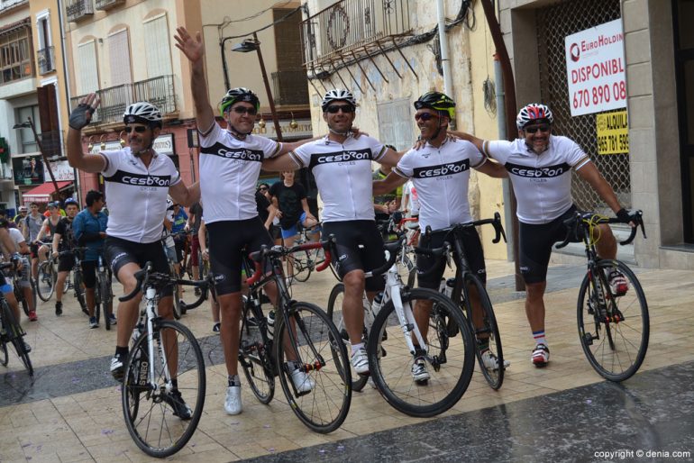 Ciclistas solidarios a favor de Condenados Al Bordillo - llegada a Dénia