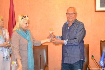 Recepción a los miembros de compañías de teatro internacional en Dénia – reconocimiento a la ciudad de Dénia