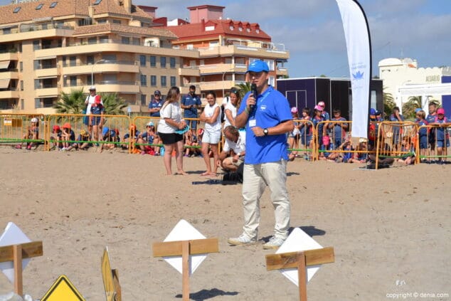 05 suelta de tortuga marina en la playa de denia explicacion del arca del mar
