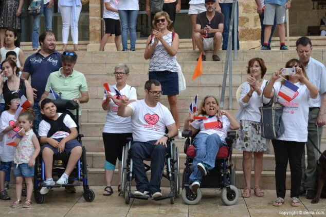 La solidaridad francesa trae en bicicleta 6.500 euros para Condenados al Bordillo 6 06 ciclistas solidarios a favor de condenados al bordillo publico esperando