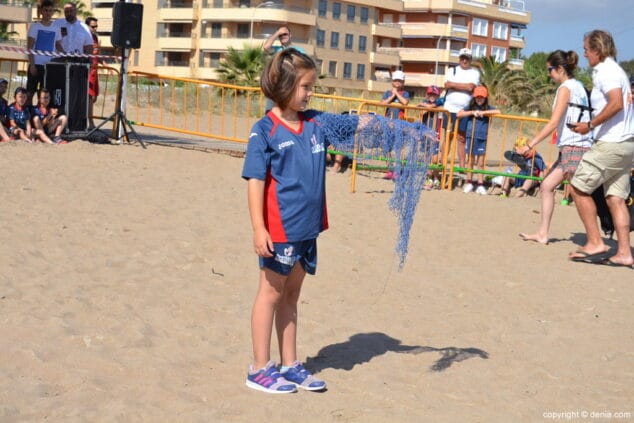 06 suelta de tortuga marina en la playa de denia explicacion a los ninos